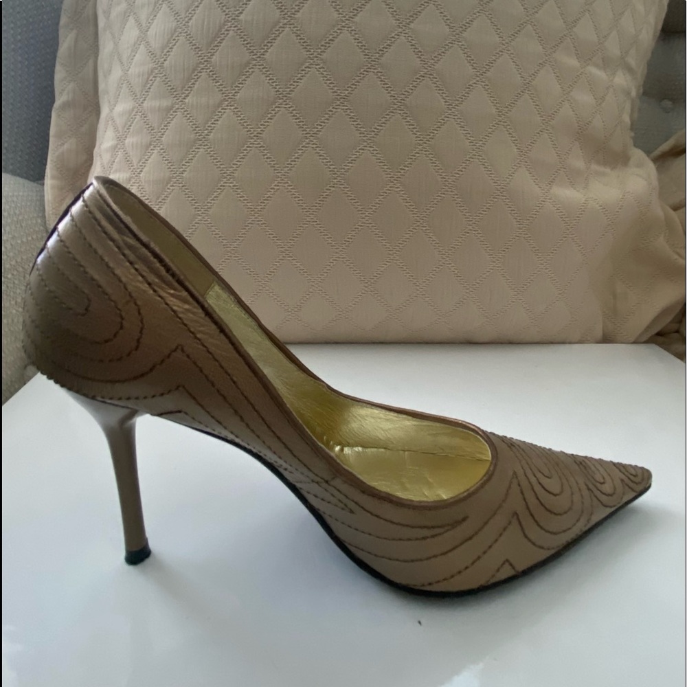 CHAMPAGNE GOLD STILETTOS; 
GORGEOUS 4” HEELS;NYLA Size 8 US; Excellent Condition